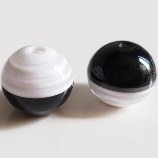 Plastový korálek s pruhem, 18mm, černá, 1ks