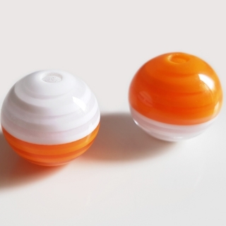 Plastový korálek s pruhem, 18mm, oranžová, 1ks